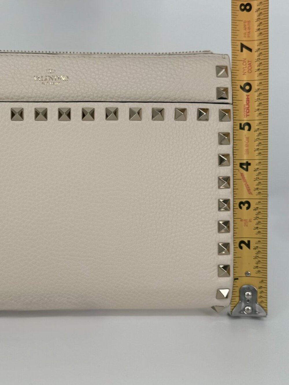 Valentino Garavani Rockstud Wristlet Pouch in Pebbled Calfskin - Picture 10 of 12
